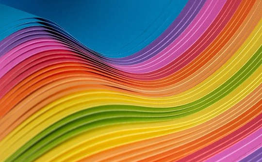 um arco-íris em um fluxo de onda